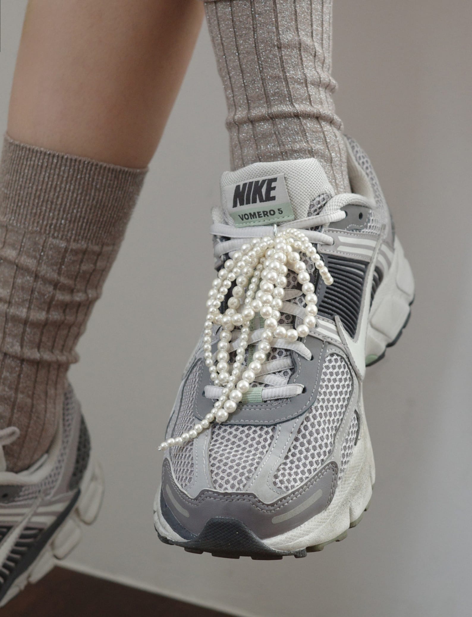 Pearl Shoe Lace Charms (2x)