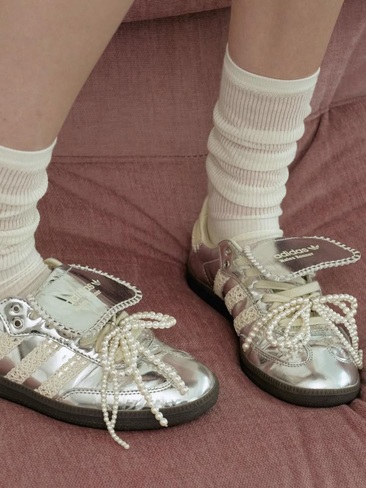 Pearl Shoe Lace Charms (2x)