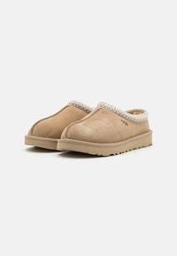 UGG Tasman Slipper Mustard Seed (W) - Sneakerhype