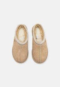 UGG Tasman Slipper Mustard Seed (W) - Sneakerhype