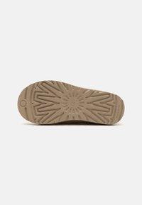 UGG Tasman Slipper Mustard Seed (W) - Sneakerhype